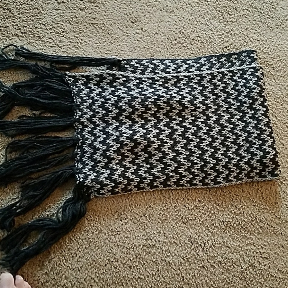 Black/gray Express chevron sweater scarf